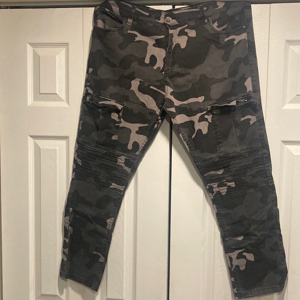Men’s Phat Farms Camo cargo pants